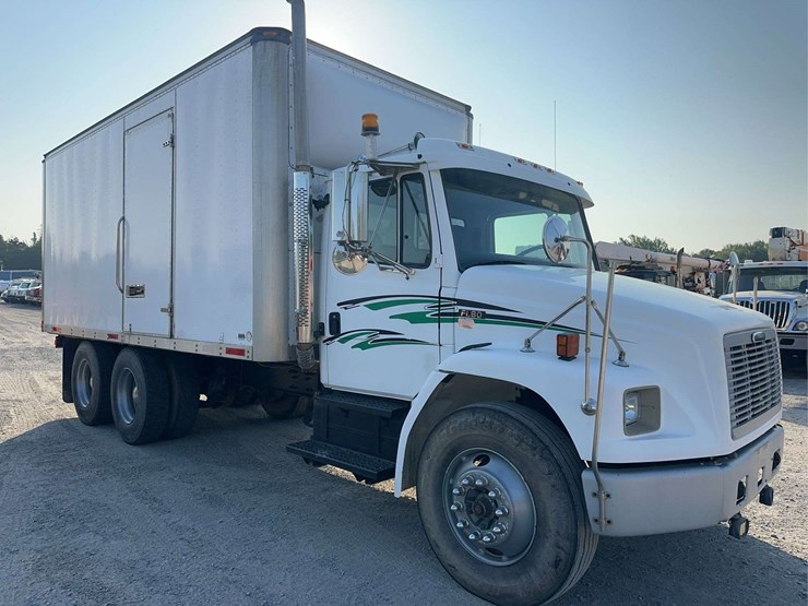 2000-freightliner-fl80-image-2