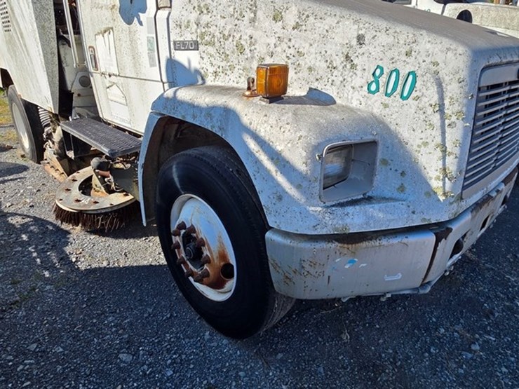 2002-freightliner-fl70-image-6
