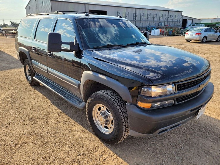 2004-chevrolet-suburban-image-3