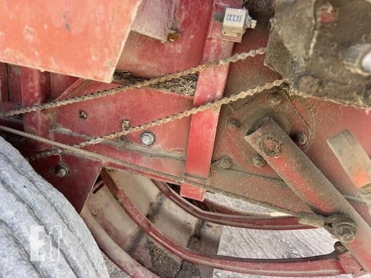 new-holland-320-image-24