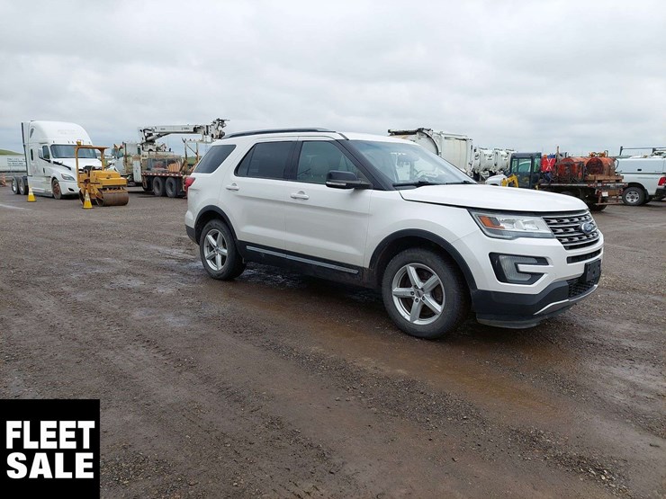 2016-ford-explorer-xlt-image-2