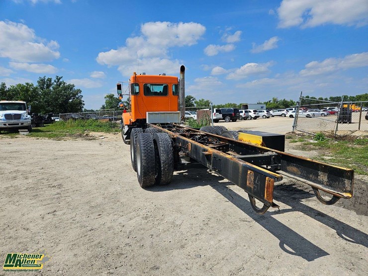 2010-kenworth-t800-image-2