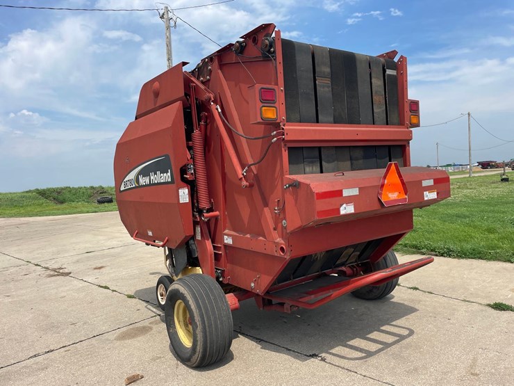 new-holland-br780-image-4
