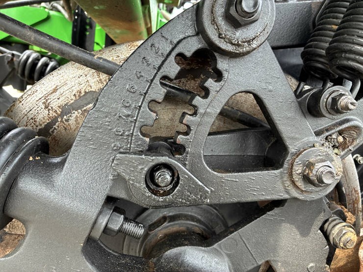 2023-john-deere-2510h-image-40