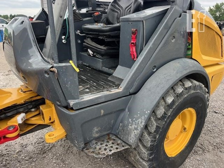 2020-deere-204l-image-19