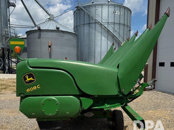 2010-john-deere-608c-image-2