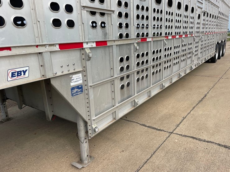 2021-eby-livestock-trailer-image-12