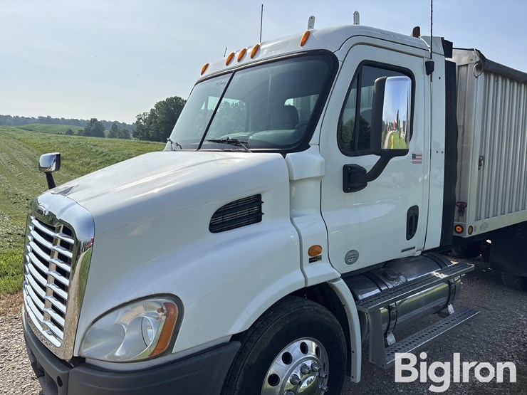 2011-freightliner-cascadia-113-image-9