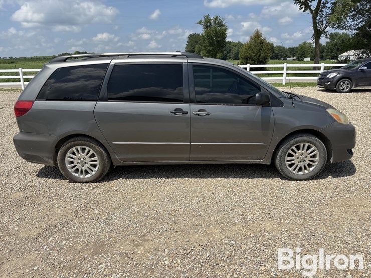 2004-toyota-sienna-image-4