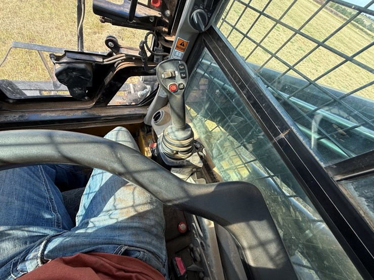 new-holland-c337-image-17