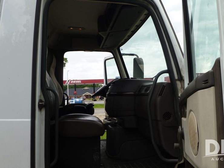 2014-volvo-10-image-18