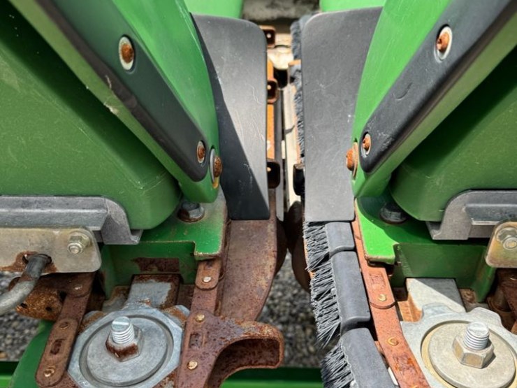 2010-john-deere-608c-image-15