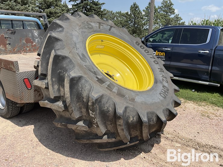 2024-john-deere-800-image-3
