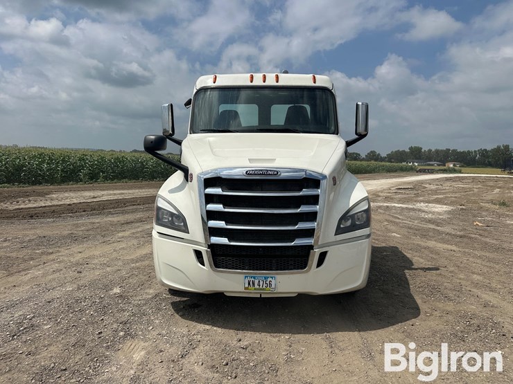 2019-freightliner-cascadia-126-image-2