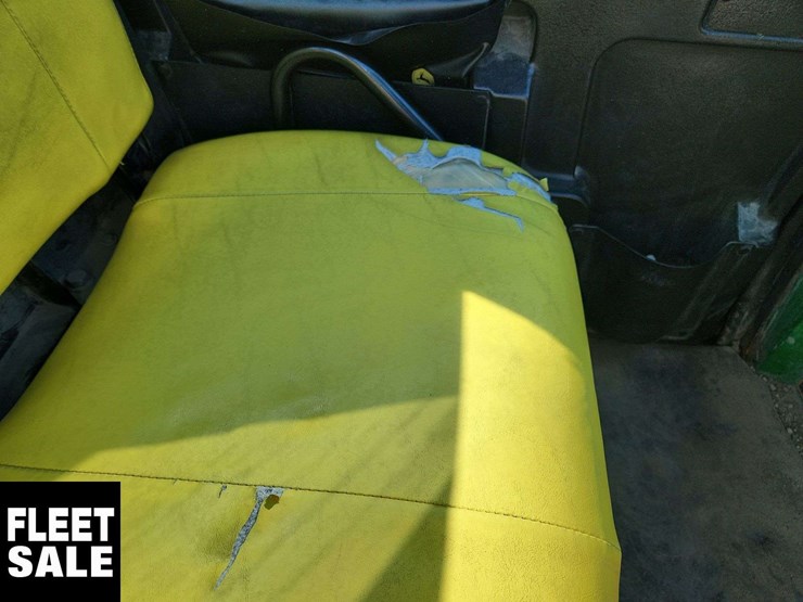 2015-john-deere-gator-image-17