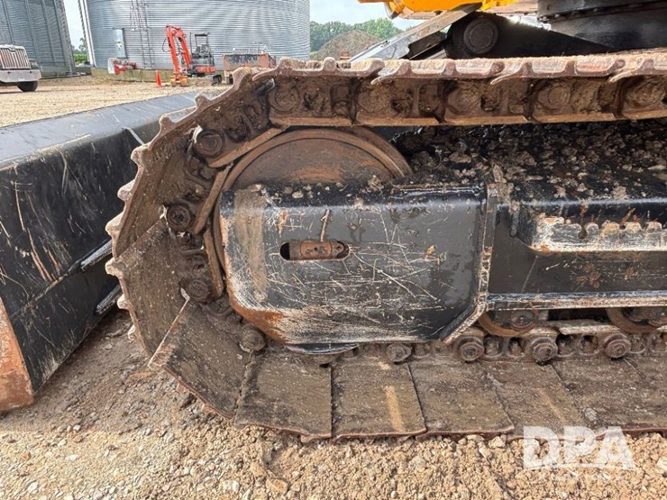 2012-deere-135d-image-35