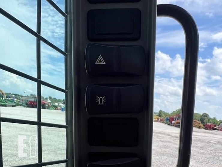 2020-new-holland-c332-image-39