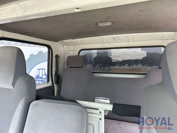 2017-isuzu-npr-image-23