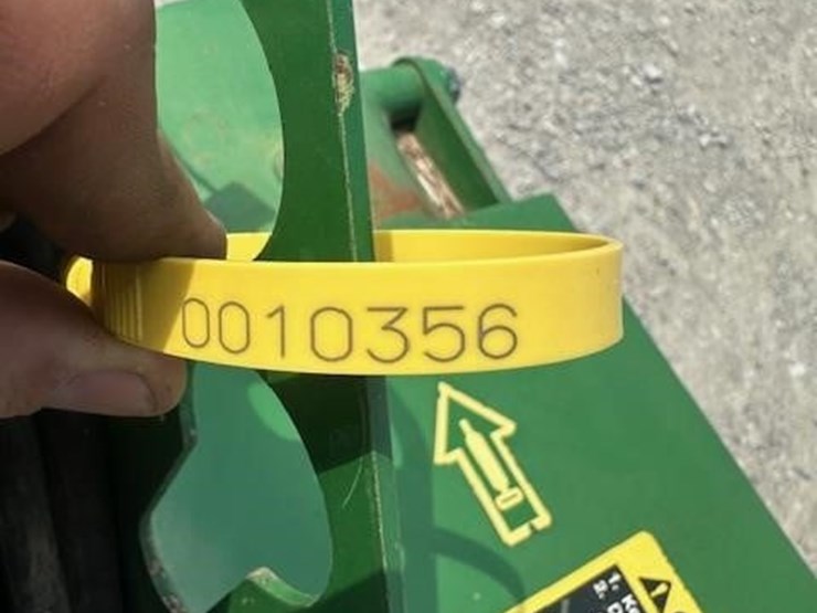 2017-john-deere-835-image-17