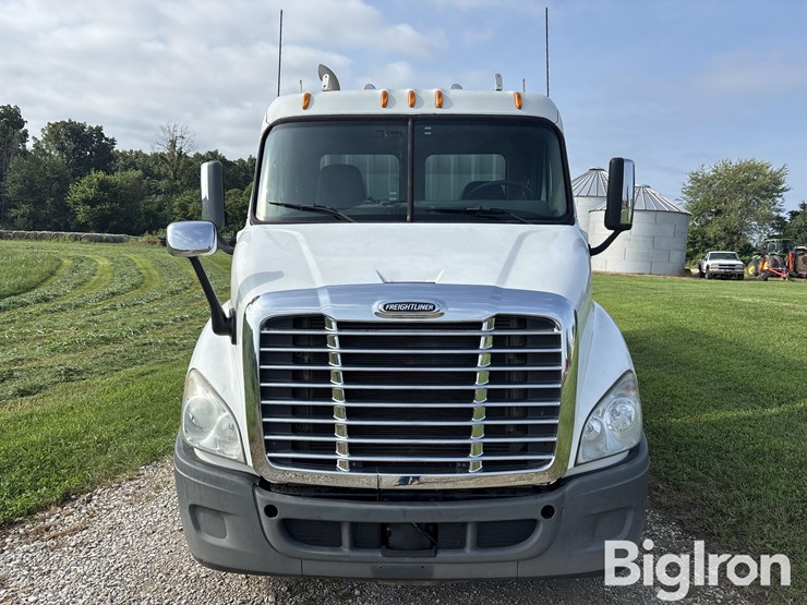 2011-freightliner-cascadia-113-image-2