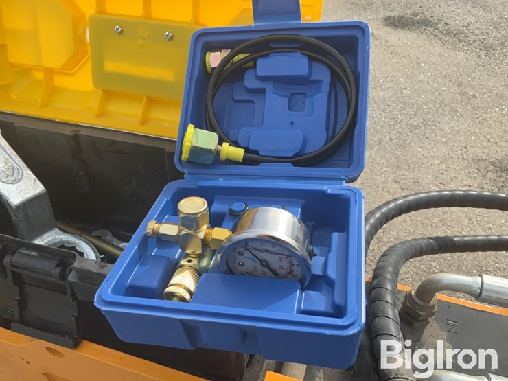 2025-post-pounder-giyi-680-skid-steer-post-driver-image-15