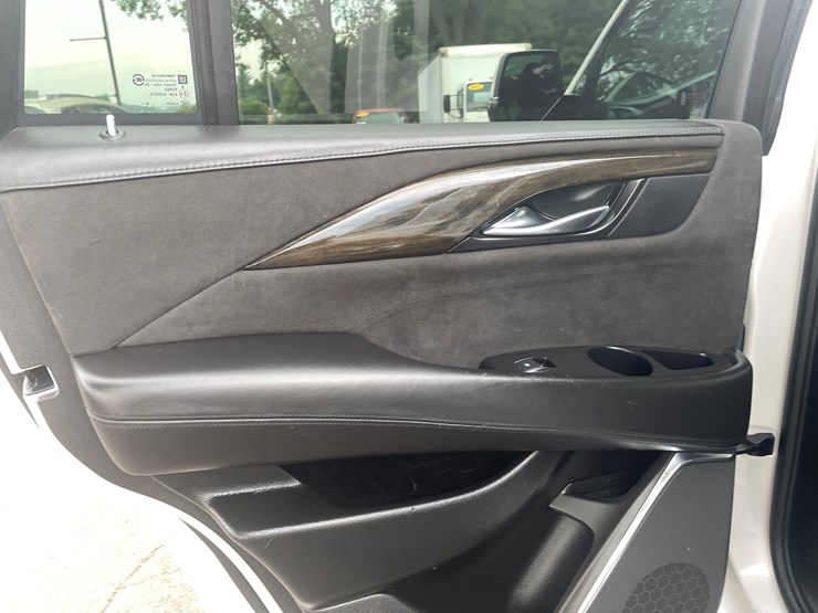 2017-cadillac-escalade-image-71