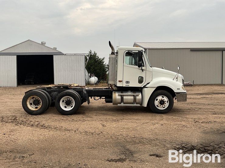 2004-freightliner-columbia-120-image-4