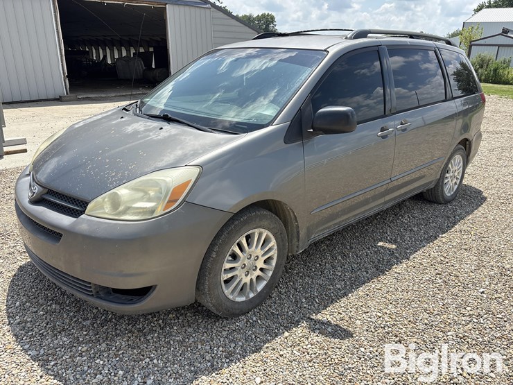 2004-toyota-sienna-image-1