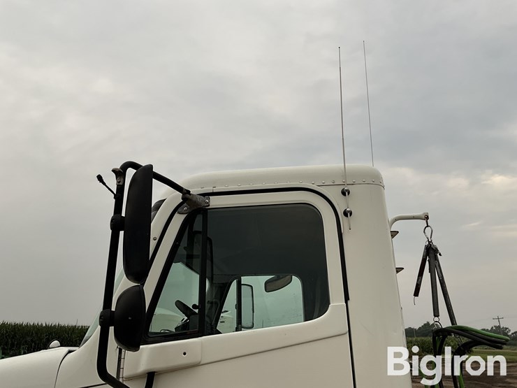 2004-freightliner-columbia-120-image-16
