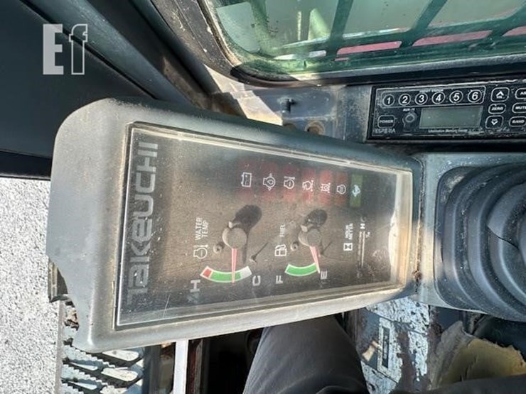 takeuchi-tl240-image-26