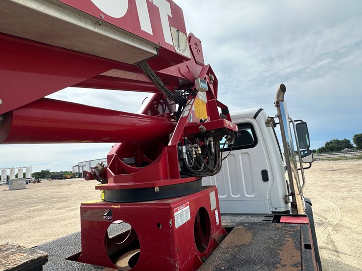 2014-freightliner-108sd-image-12