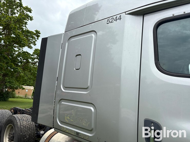 2015-freightliner-cascadia-113-image-18