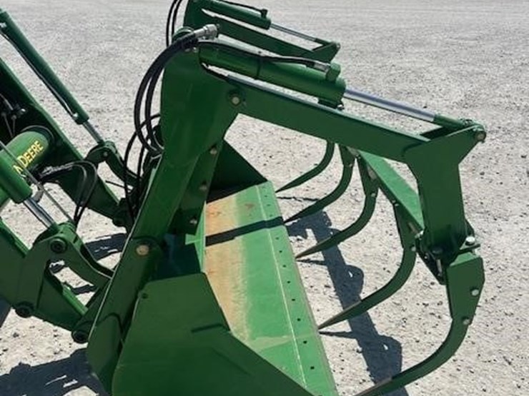 2013-john-deere-6125r-image-16