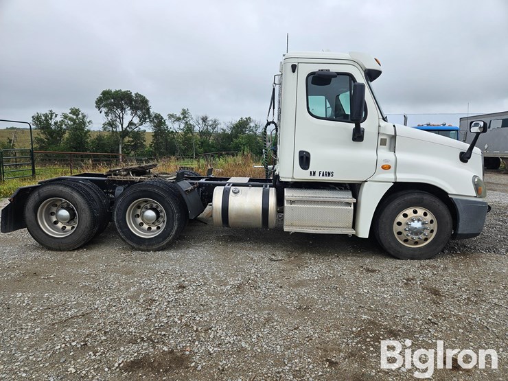 2016-freightliner-cascadia-125-image-4