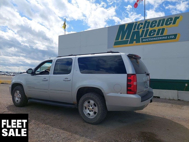 2011-chevrolet-suburban-image-3
