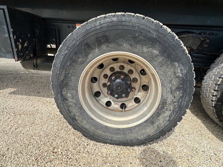 2014-freightliner-108sd-image-9