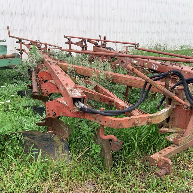 IH 700 7 bottom plow