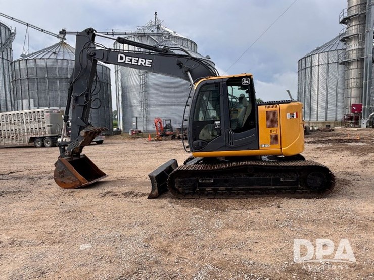 2012-deere-135d-image-15
