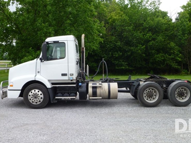 2014-volvo-10-image-2