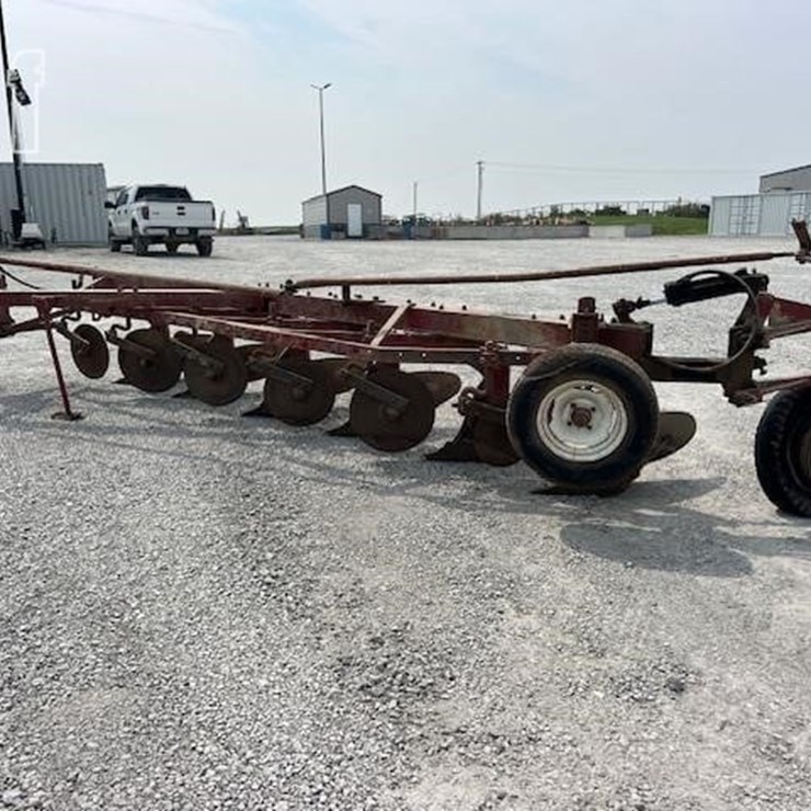 INTERNATIONAL 700
