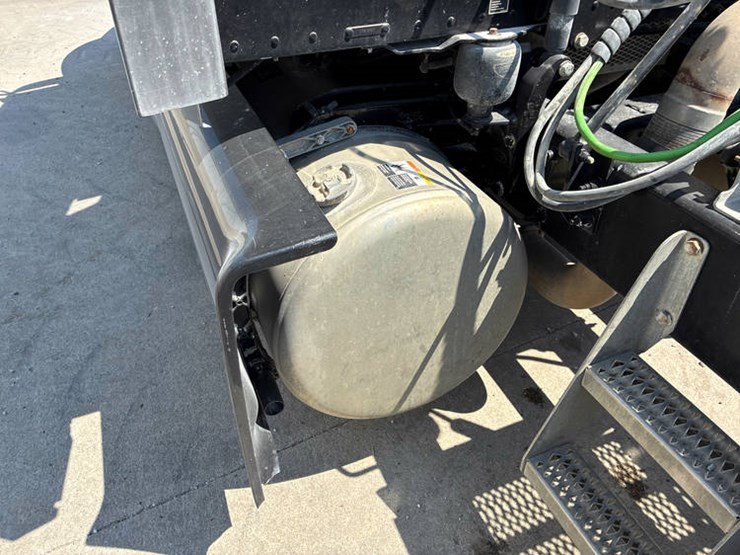 2011-peterbilt-386-image-48