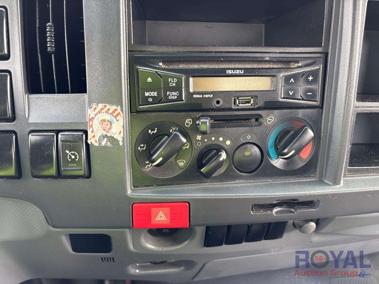 2014-isuzu-npr-image-27