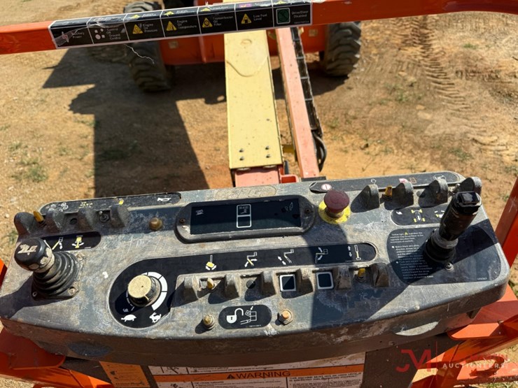 2015-jlg-600s-image-21