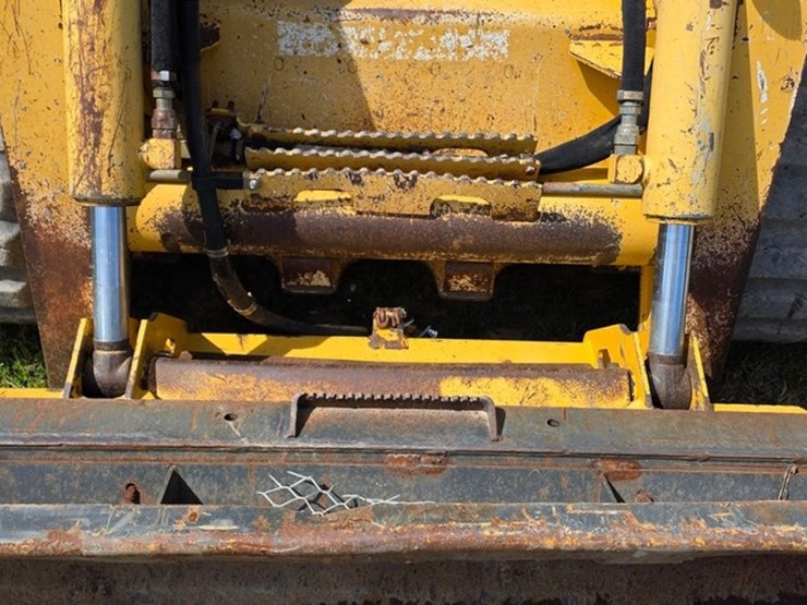2007-deere-ct332-image-31