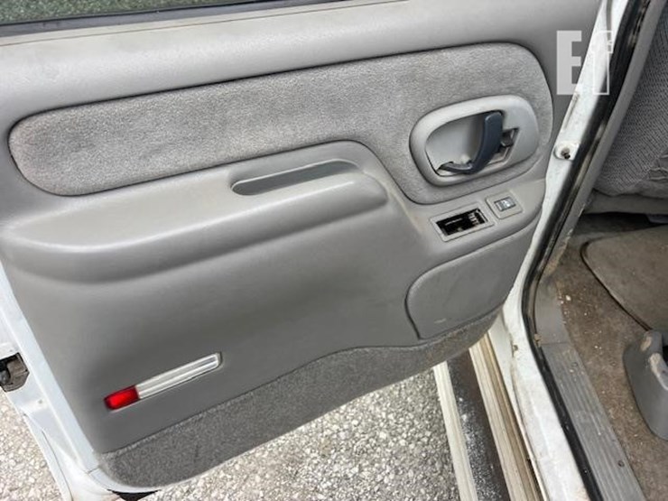 1999-chevrolet-suburban-image-42