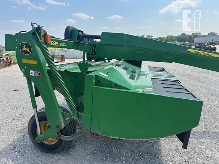 2017-john-deere-835-image-16