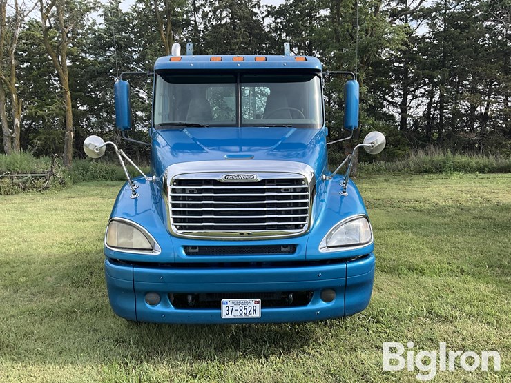 2003-freightliner-columbia-120-image-2