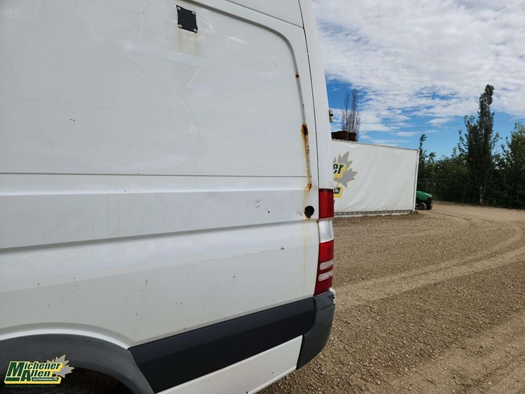 2016-mercedes-benz-sprinter-2500-image-40