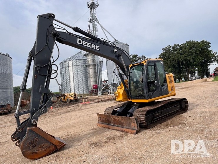 2012-deere-135d-image-17