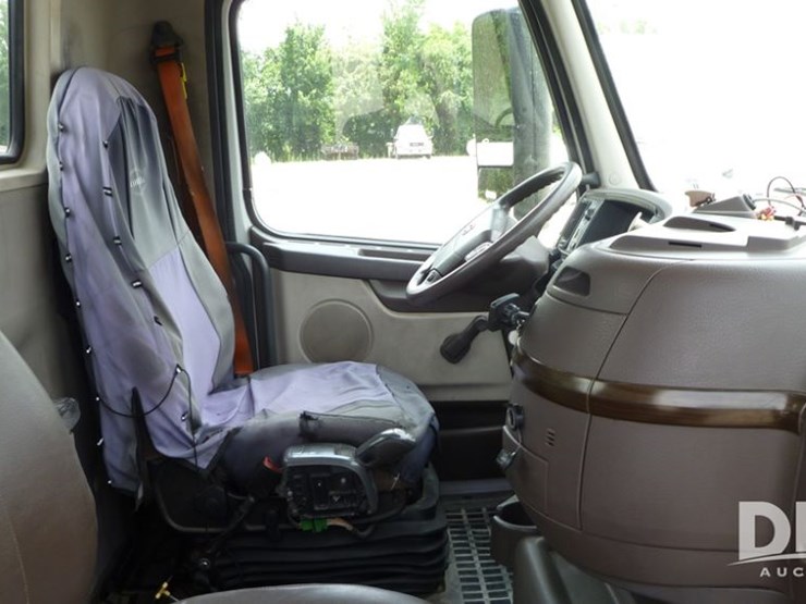 2014-volvo-10-image-20